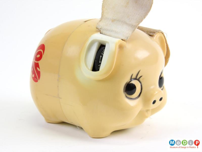Radio and money box in the shape of a pig | Museum of Design in Plastics