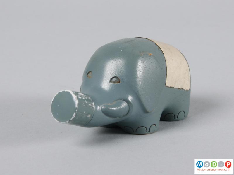Front view of a bottle maquette showing the trunk spout.
