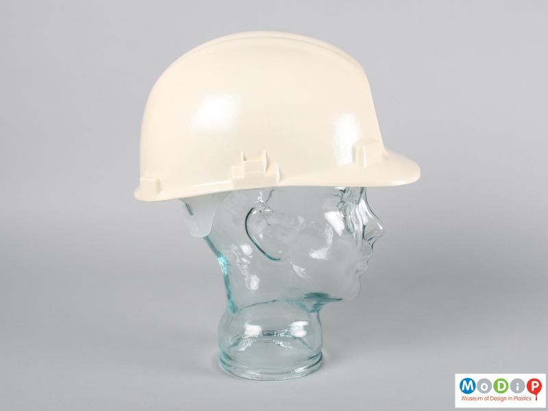 Side view of a safety hat showing the attachment fixing points.