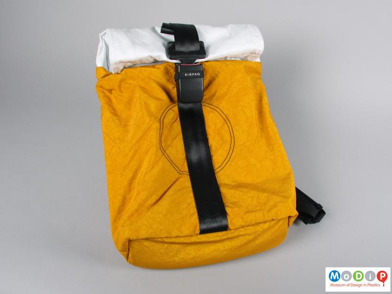 Front view of a backpack showing the seatbelt buckle.