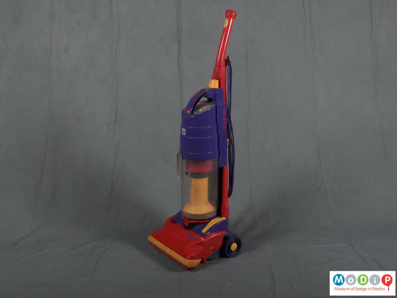 Side view of a vacuum cleaner showing the clear dust chamber.