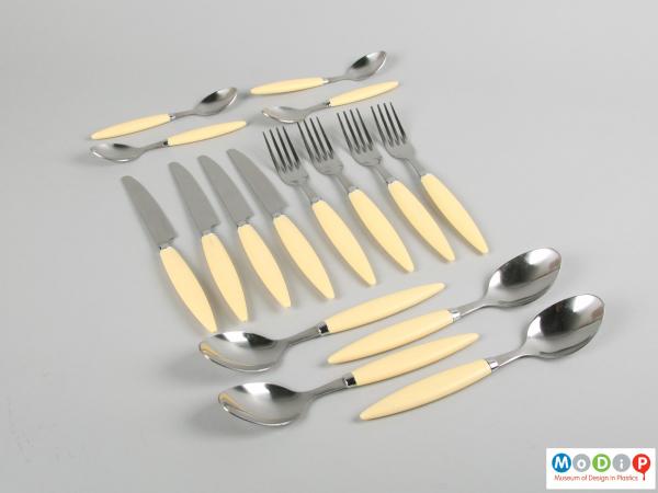 Side view of a cutlery set showing the whole set.