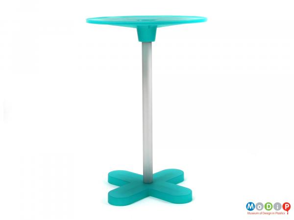 Side view of an Ed Annink side table showing the cross shaped foot, the round top and the single leg.