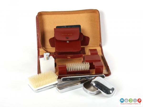 Side view of a grooming set showing all the contents.