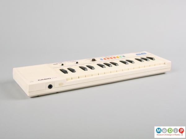 Side view of a Casio keyboard showing the 12 black keys.