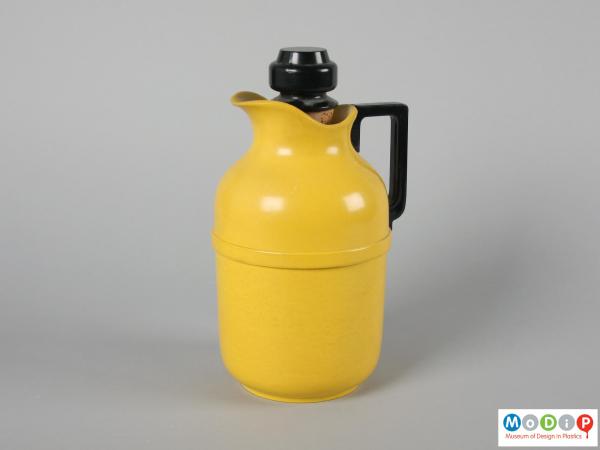 Side view of a vacuum jug showing the barrel shaped body.