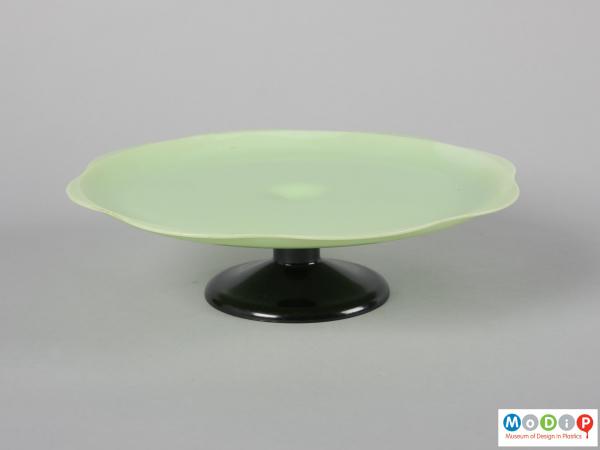 Side view of a cake stand showing the flat top section.