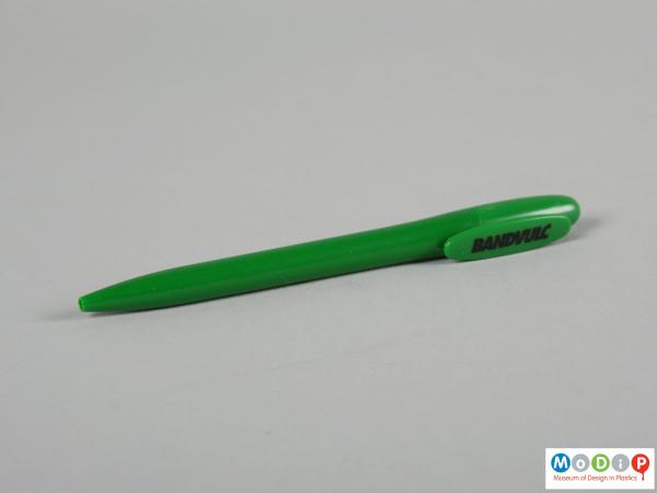 Side view of a pen showing the printed inscription.
