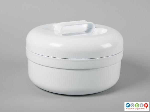 Side view of a lunch box showing the large handle in the lid.