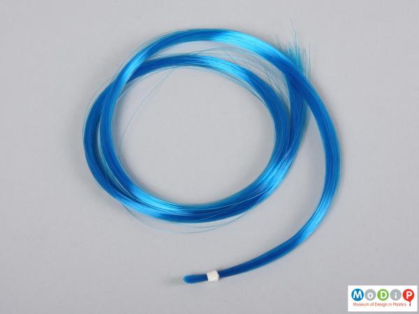 Side view of bow hair showing the blue colour.