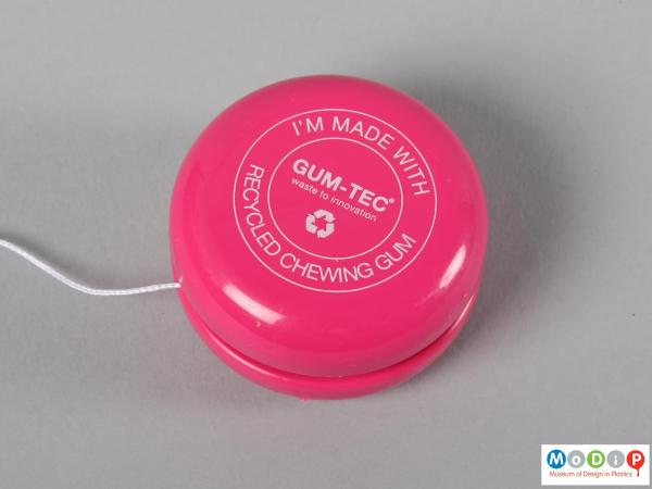 Side view of a yo-yo showing the printed inscription.