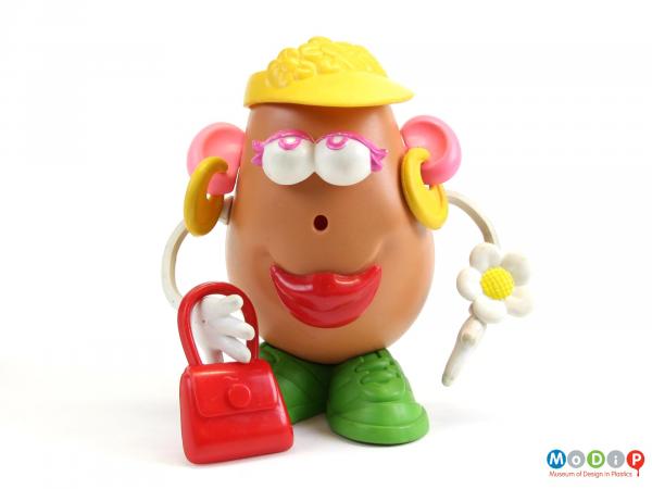 Front view of a potato figure showing the body and the accessories.