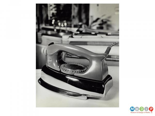 Scanned image showing a steam iron.