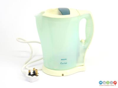 Side view of a kettle showing the base and plug.